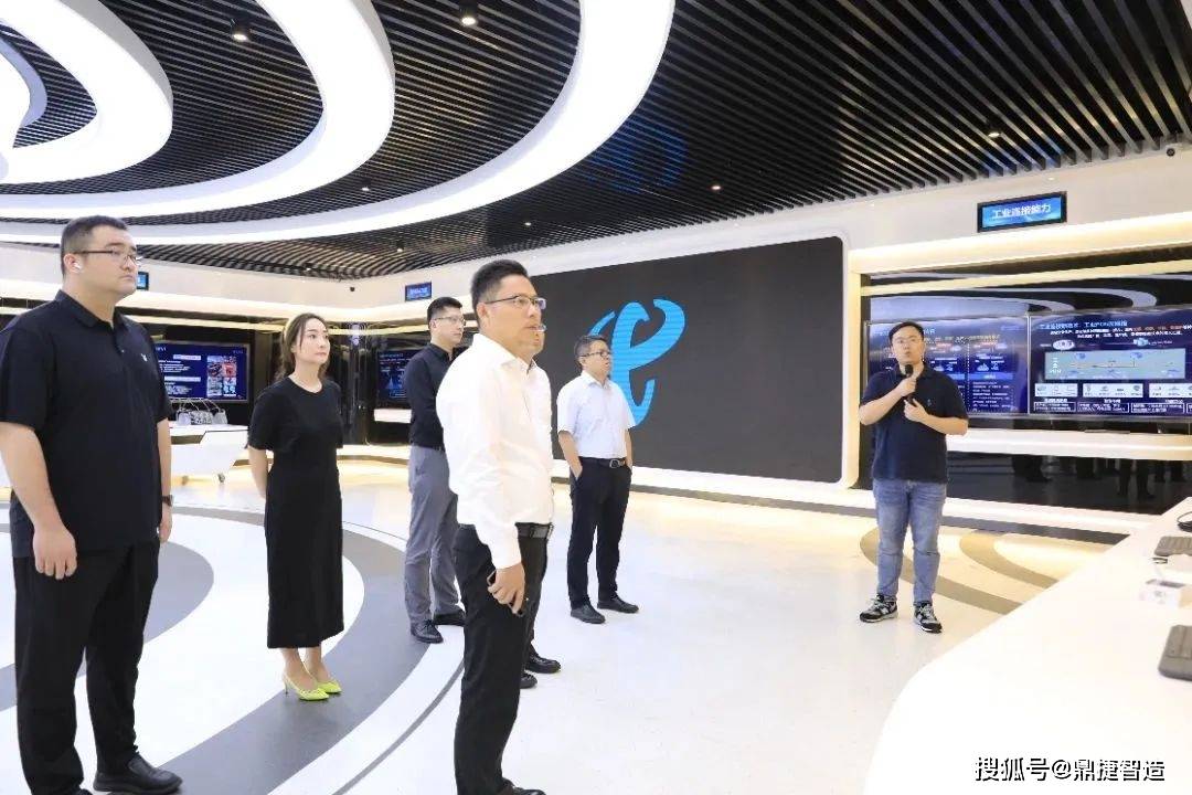 苏州电信副总经理顾锦飞,政企客户部总经理周晓东等出席战略签约仪式