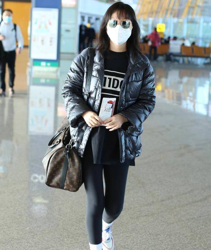 时尚袜 藏青羽绒服,闫妮彻底打破了老肩膀,网友:青春!_气质_衣服_明星