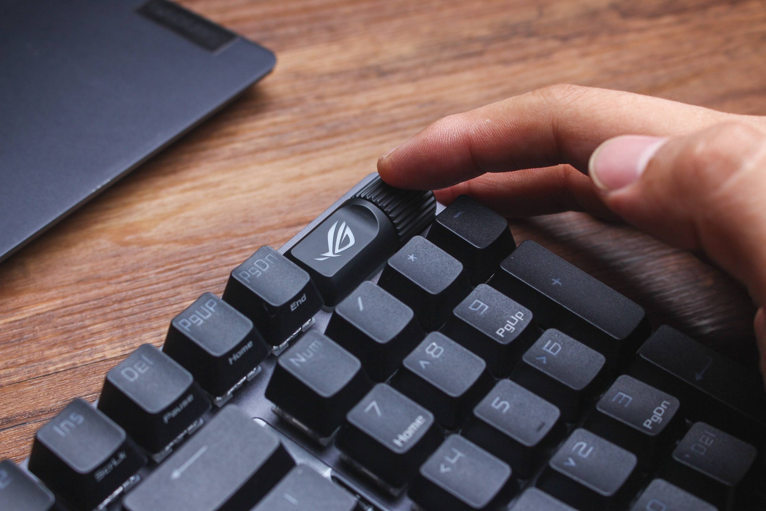 rog游侠2机械键盘真的很强_设计_按键_logo