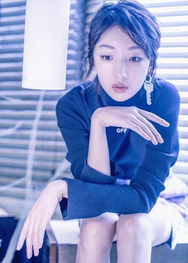 周小妹个子矮,却能够轻松玩出大长腿,红色踝靴忒美_造型_气息_凹上