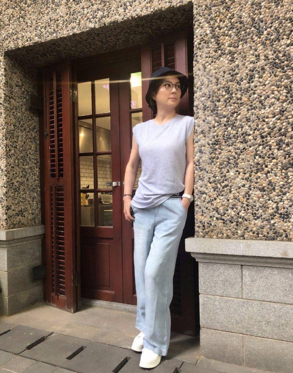 李玲玉素颜出镜也真显年轻,穿黑色t恤配牛仔裤,完全就不像57岁_时尚