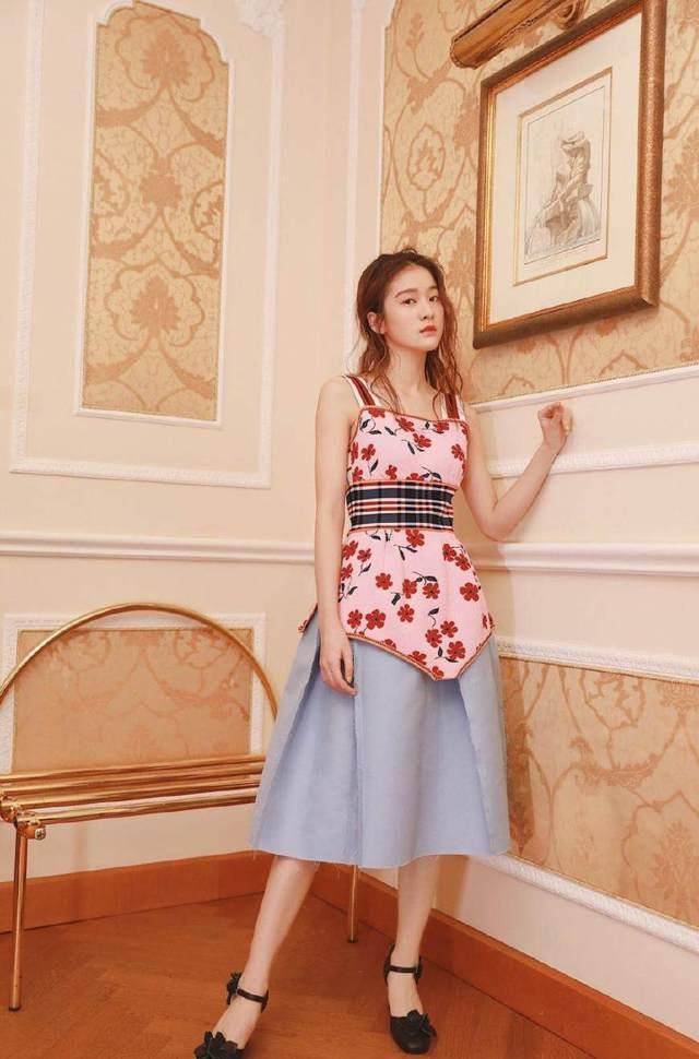 张雪迎穿高跟鞋就是好看,气质也提升了不少!_穿着_造型_样子