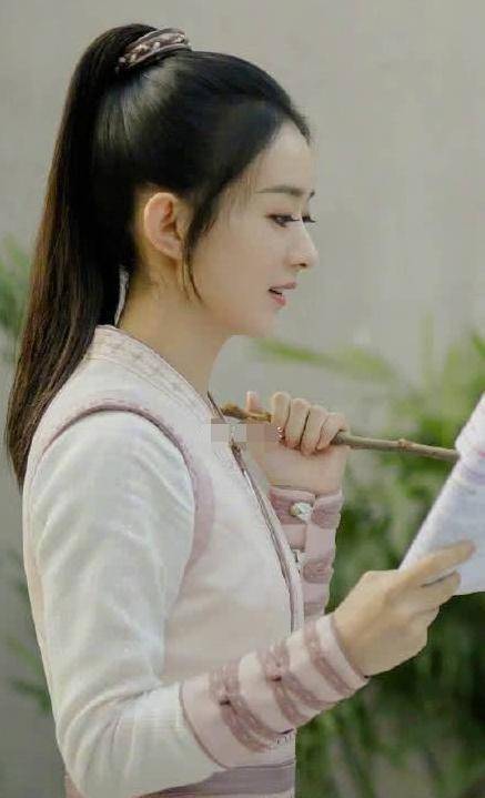 赵丽颖片场好心情,看见周洁琼后瞬间变脸,眼神暴露真实想法_陈若轩