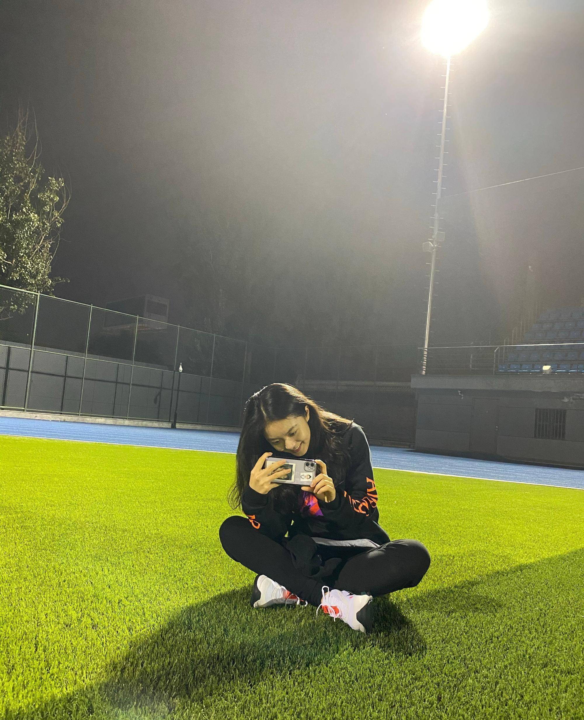 赵今麦晒校园生活照,素颜出镜颜值依旧能打,手机壳引人注目_照片_小