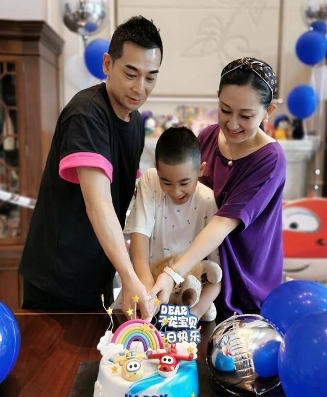 赵文卓为儿子庆生,一家人超甜蜜,大女儿身高超过妈妈_爸爸_赵子龙