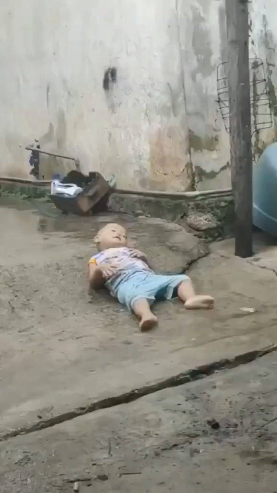 别把小孩一个人扔家里，不然。。。