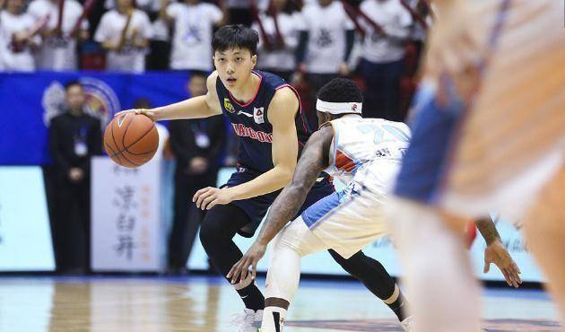 怒砸胡明轩 疑幸灾乐祸赵睿受伤:生死战合砍4分_曾令旭_比赛_新疆