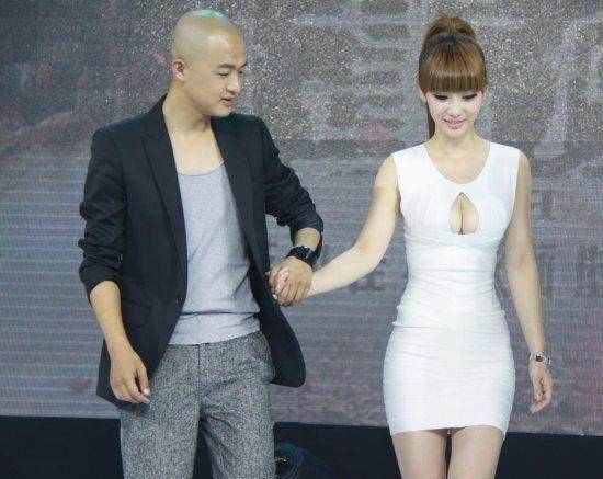 但成龙还做了比偷瞄更过分的事_柳岩_妹妹_身材