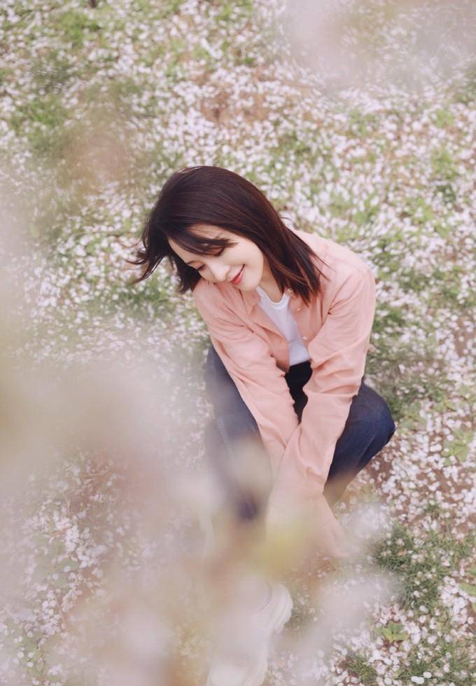 李沁好喜欢彩色单品,鹅黄色卫衣清新明媚,樱花粉衬衫甜美知性_时尚