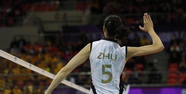 朱婷穿白色战袍非常俏丽!