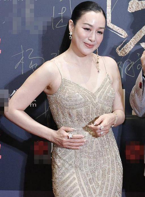 钟丽缇真不低调,穿吊带长裙身材显壮硕,49岁就该这样穿!