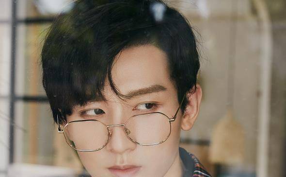 助理只顾自己打伞,不小心将伞尖戳到成毅的脸,成毅反应彰显人品_演技