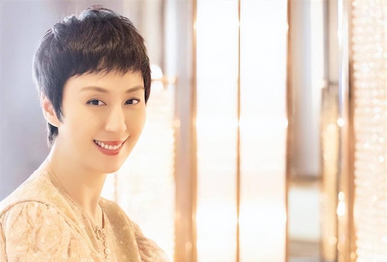 比李成儒小18岁的史依弘,分手后成了兄妹,这里面发生了什么?