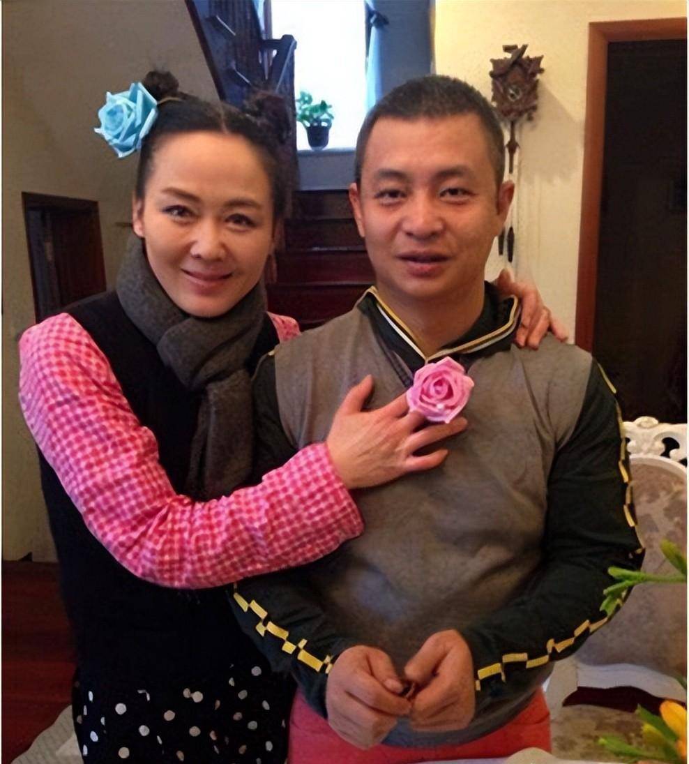 2002年,李小双与歌手张倍宁一见钟情,随即李小双展开了热烈大胆的追求