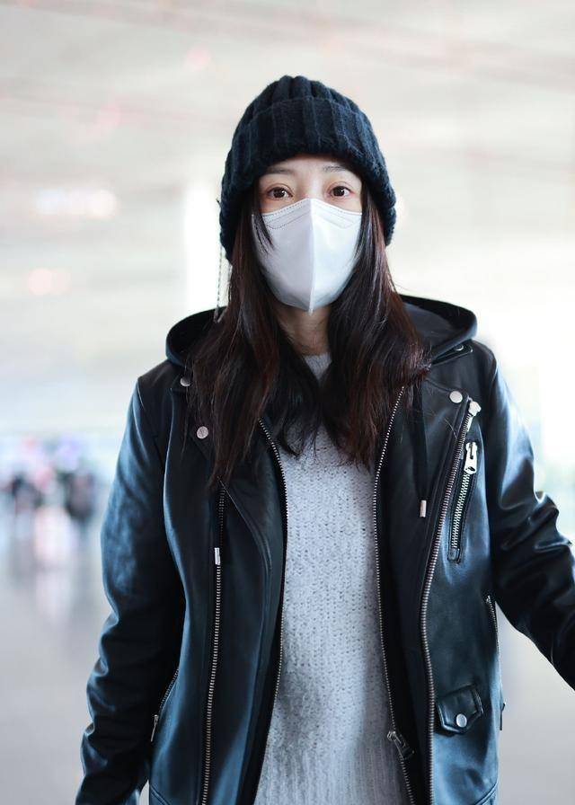 柳岩皮夹克造型现身机场戴针织帽对镜挥手亲切感满满_娱乐_北京_皮衣