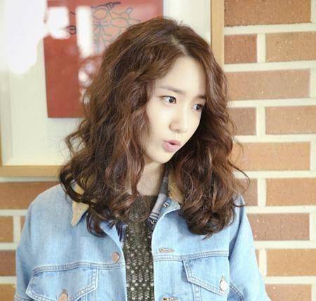 也正因为这样林允儿能驾驭住很多发型,尽管是泡面头也不在话下,甚至让