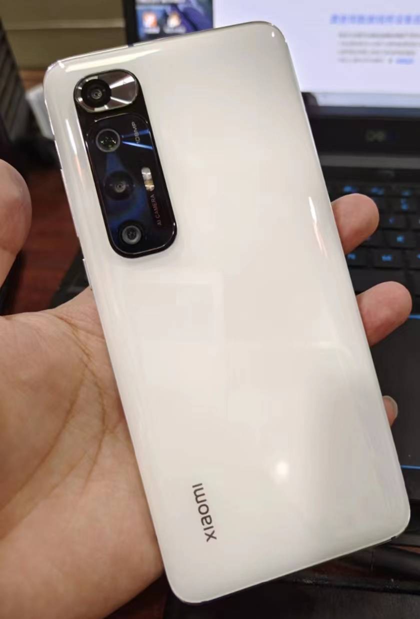 比较不容易沾染指纹,摄像头排列方式和现在的小米手机不同,它是四摄