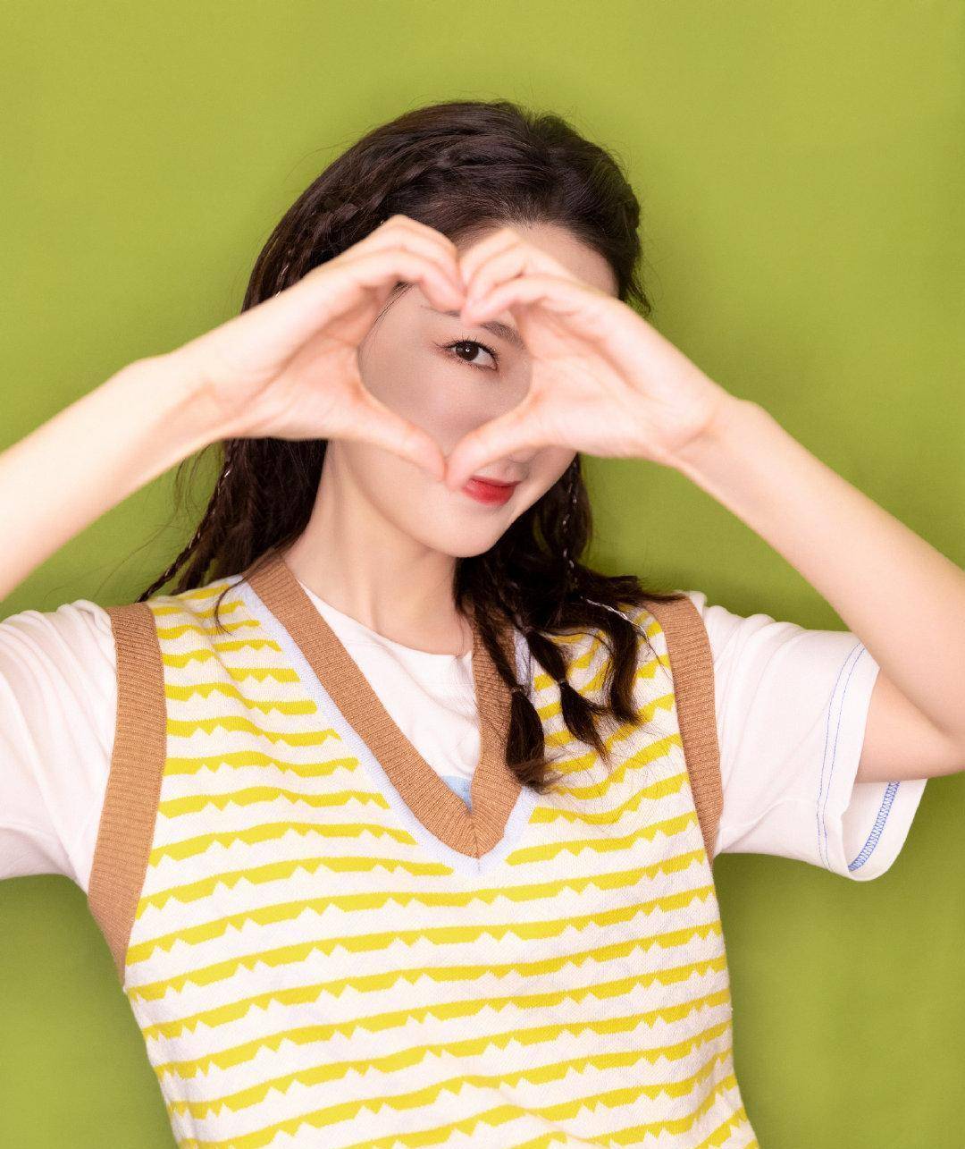 李沁清新糖果色穿搭好美,长发微卷温柔又甜美,俏皮可爱让人爱_时尚