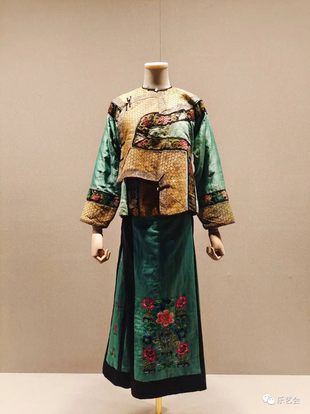 花脚大仙分享:《丝路霓裳——哈密清代维吾尔族服饰展》之五_文化