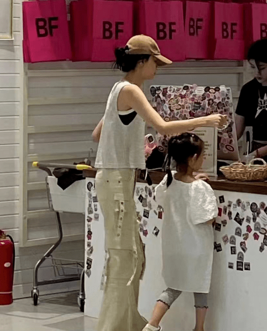 已经快追到孙怡胸部了,而且小腿又细又长,看样子应该是有遗传到妈妈的