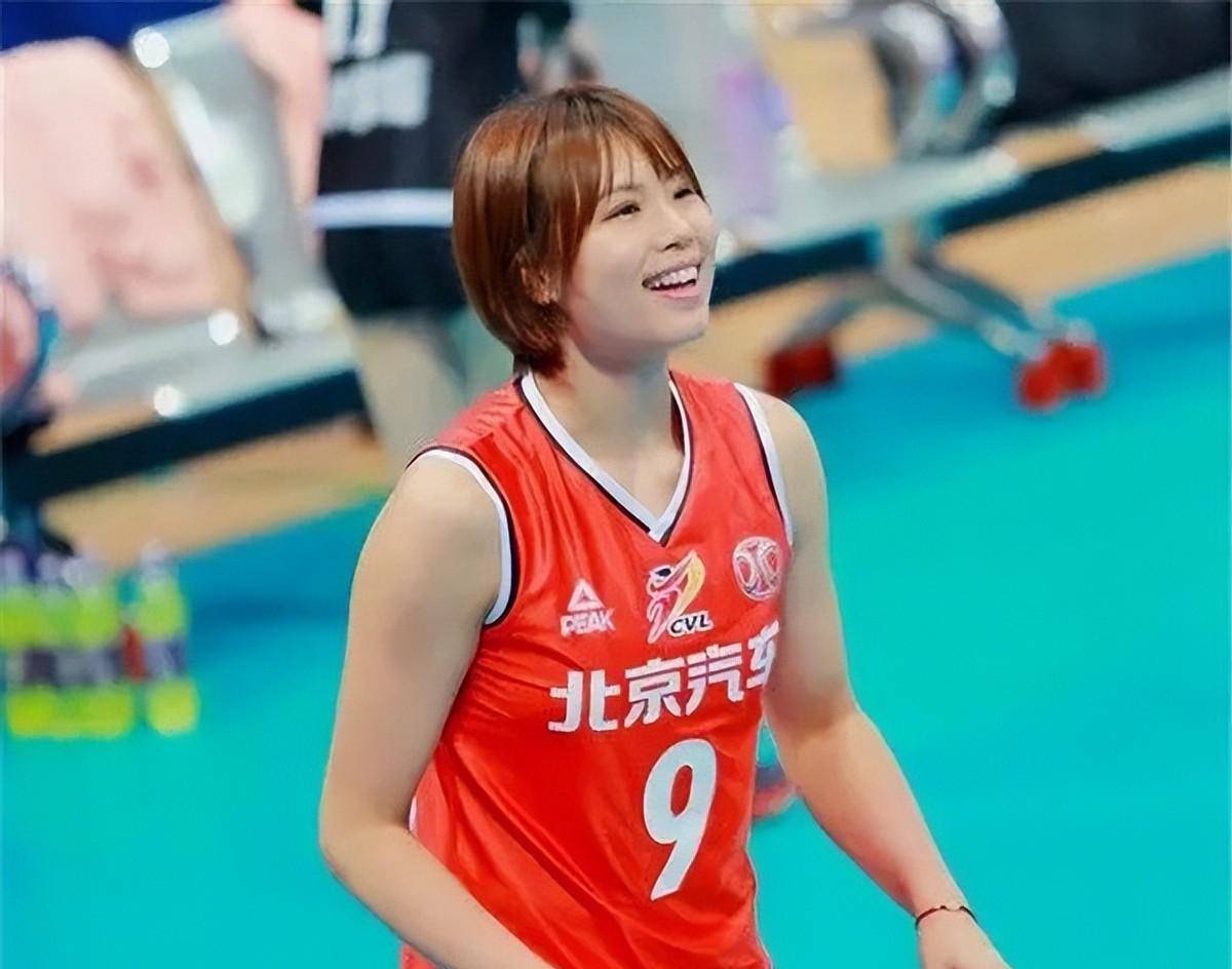 中国女排出征世界杯,当时,惠若琪等主力队员未能成行,因此曾春蕾就