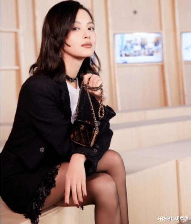 辛芷蕾大胆挑战职业装,黑色丝袜搭配迷你小西服女王范十足!