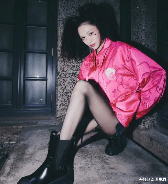 钟楚曦大走非主流路线,黑色丝袜搭配粉色红袍变身潮流魔女!_时尚_美感