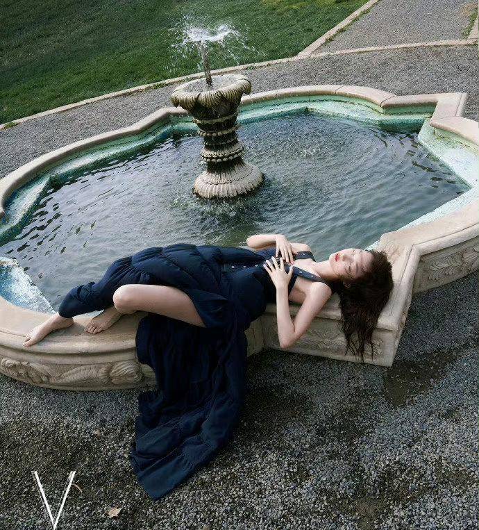 周凉雨上半身是白色背心,下半身是黑白丝绸衬衫.