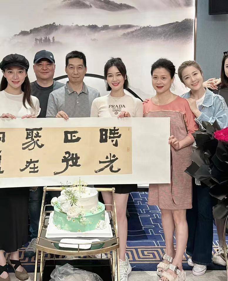 左小青晒46岁生日照,紧身针织衫藏不住好身材,整容后完全认不出_女生