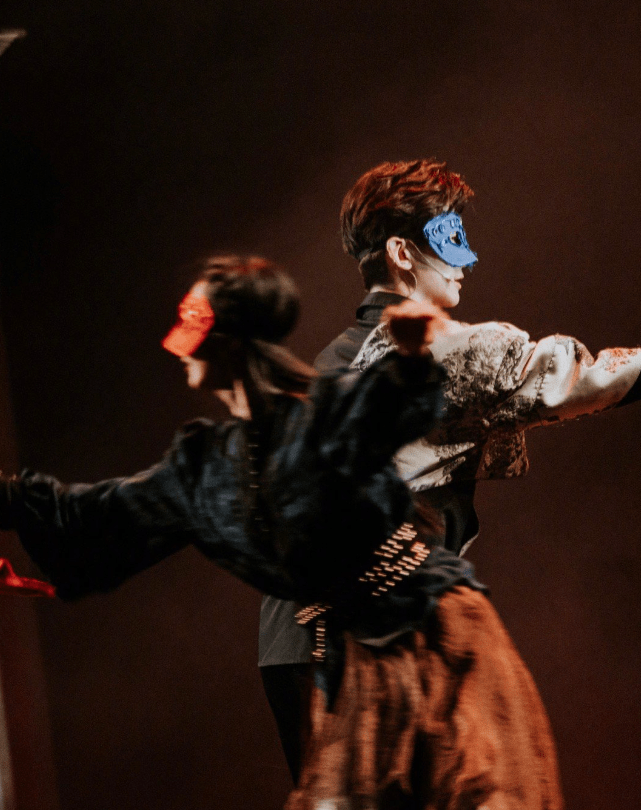 就有网友爆料张悦轩早恋,与女朋友拥抱亲吻互动十分亲密!