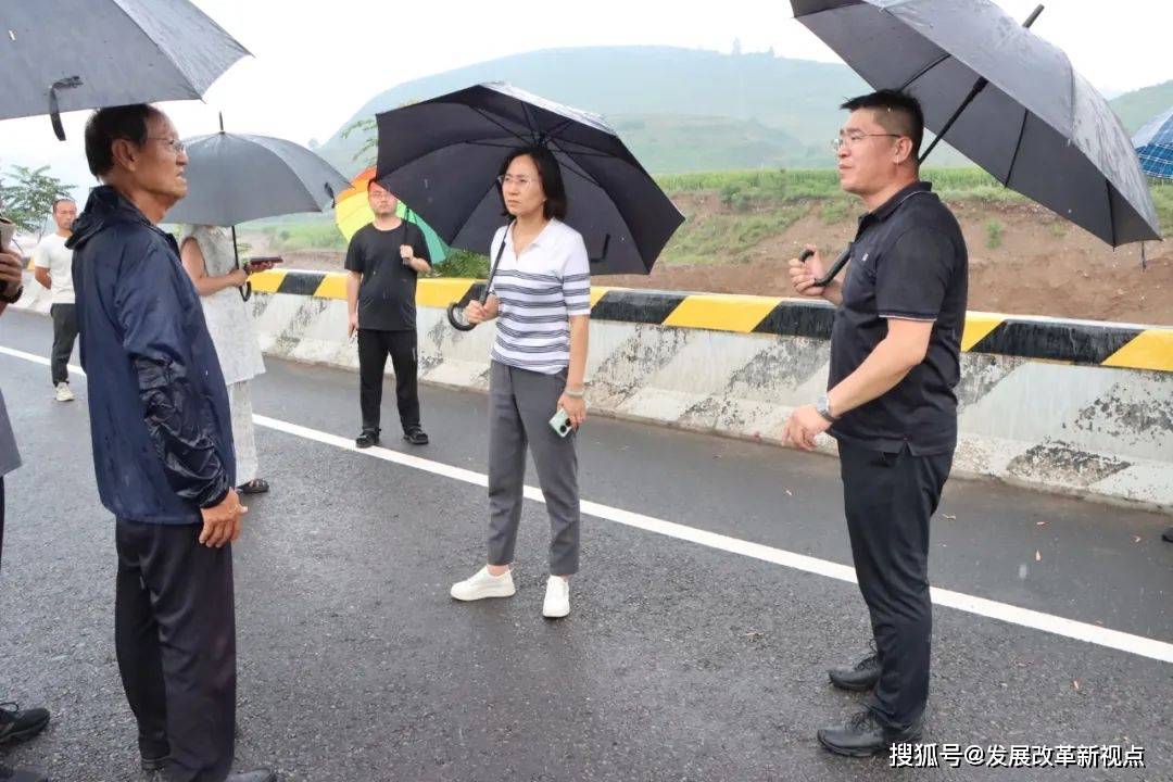 受强降雨影响,昔阳县通往东冶头镇,孔氏乡的所有道路均因水毁出现不同