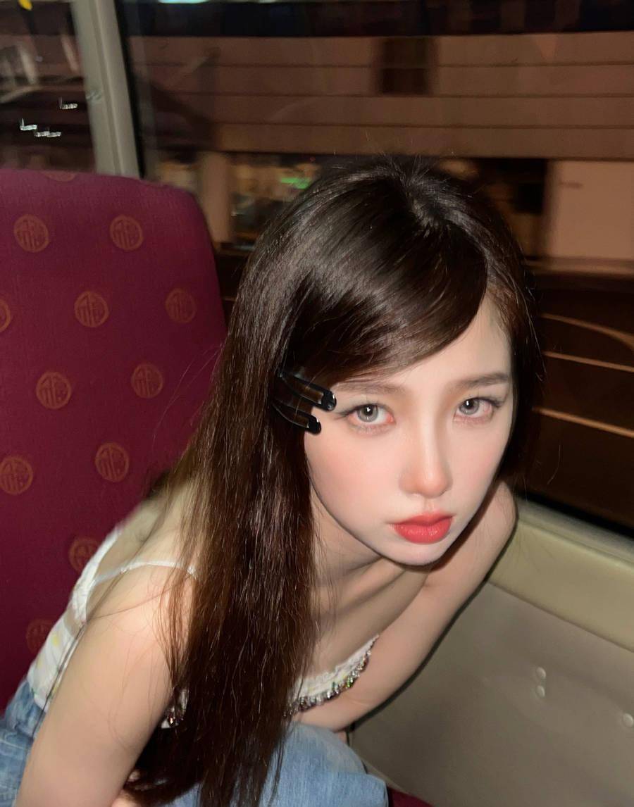 虞书欣晒出夏日随的照片,身穿充满纯粹情欲的花腰带,腰肢纤细,姿势