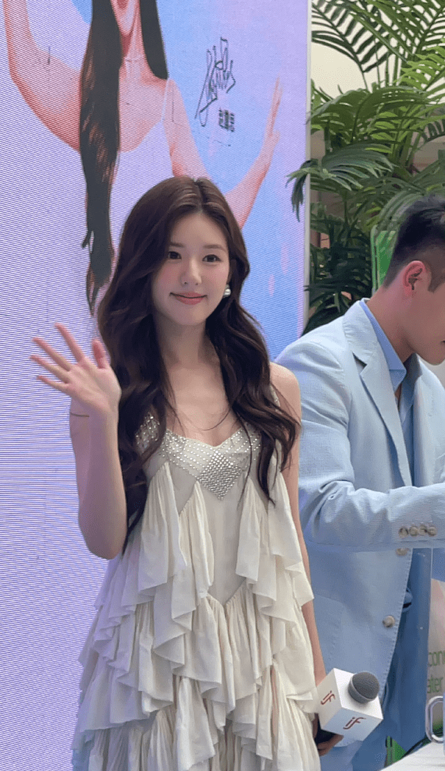 赵露思上海出席,白色"水母裙"出尘不染,仙气十足不输刘亦菲_活动_的