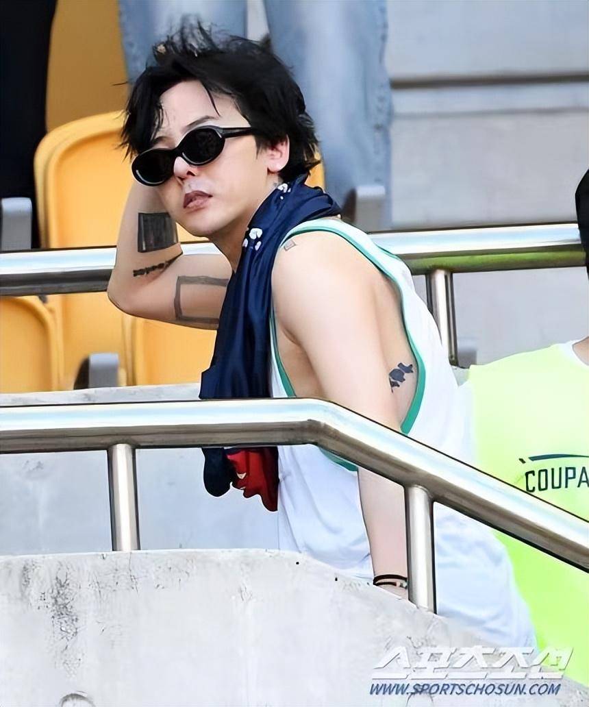 内马尔,权志龙破次元同框,大巴黎穿上权志龙联名球衣_合作_足球_艺术