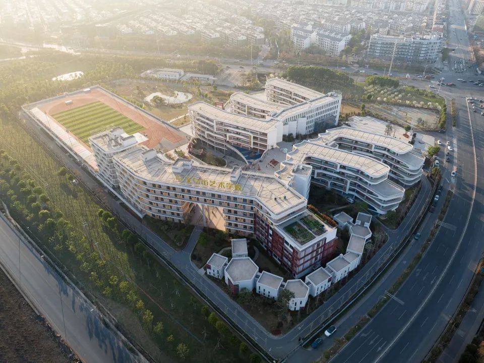 义乌市艺术学校新校区 | 因山设轴,建筑与自然环境互动_空间_设计方