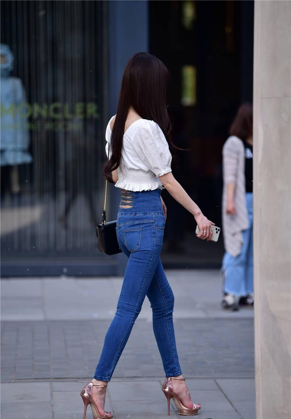 12cm细高跟凉鞋搭配高腰紧身牛仔裤完美凸显身材