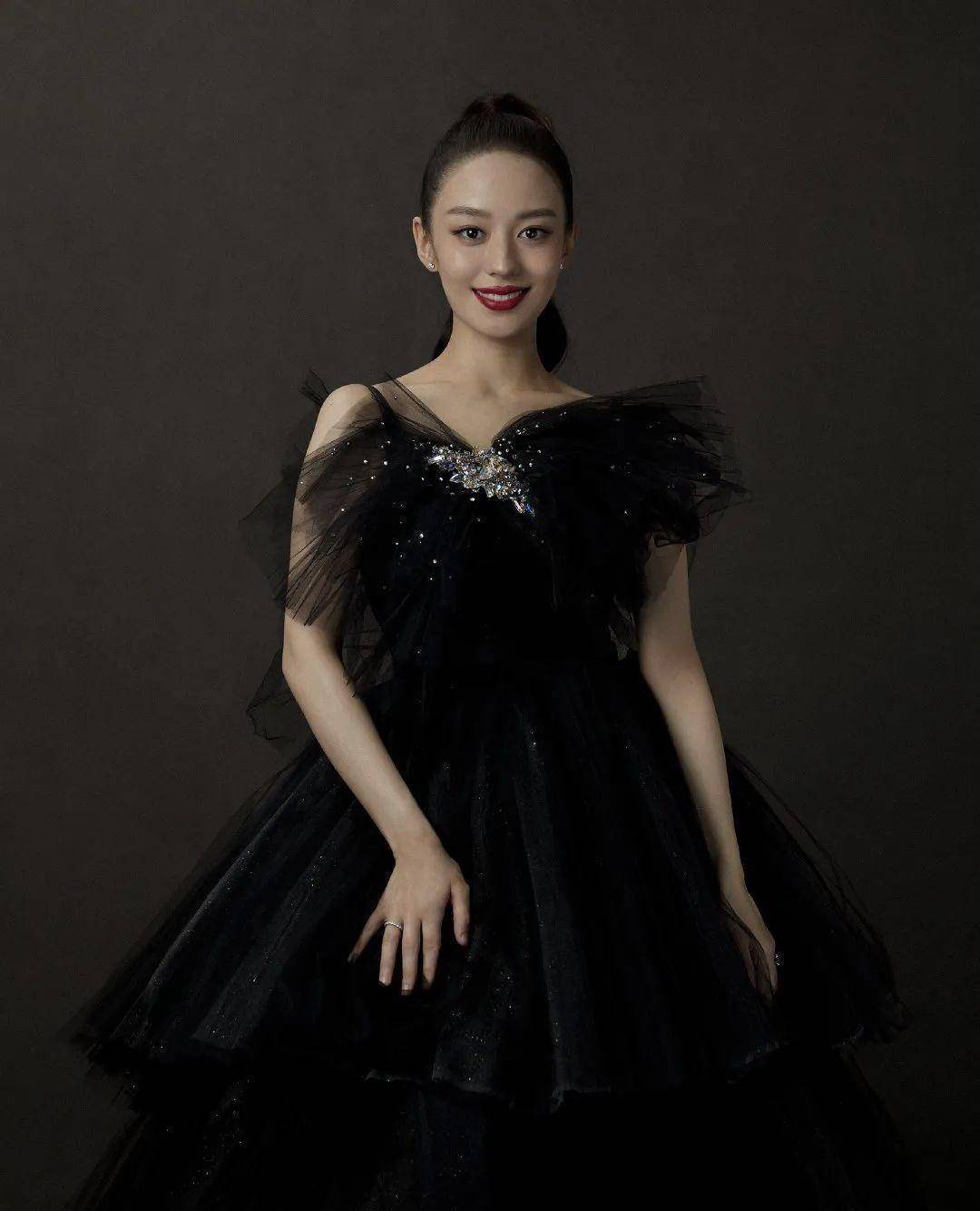 吉娜怀孕后惊艳亮相,一袭薄纱黑裙时尚迷人,哪里有孕妇的样子_黑色