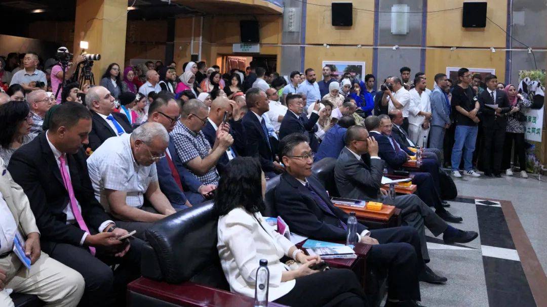 活动现场推介会上,阿坝州若尔盖县委书记刘飞向大家展示了"黄河美园