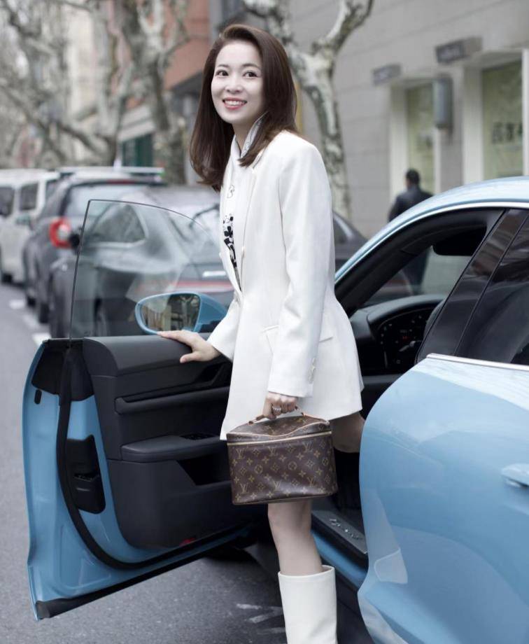 她是东方卫视主持人,当年风光出嫁,离婚后11年给儿子当妈又当爹_伊琳