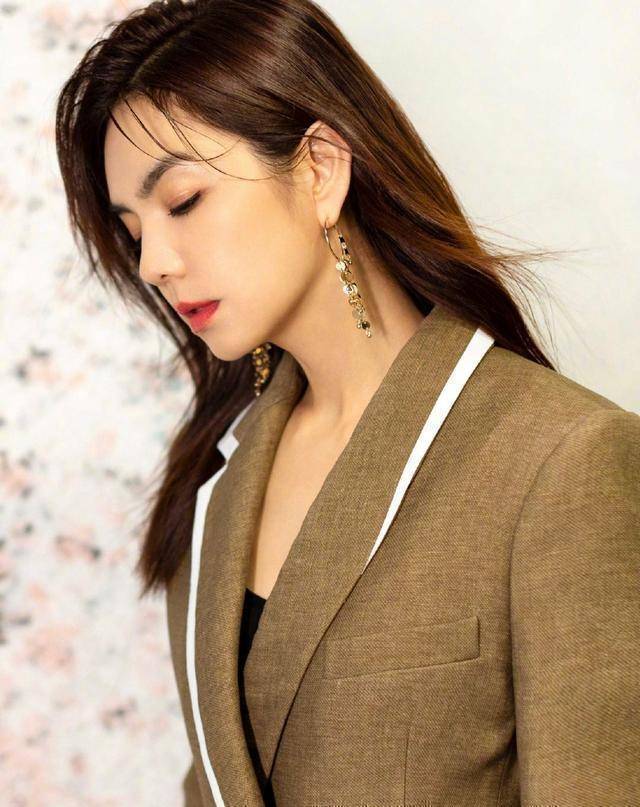 ella改风格了,留长发踩高跟现身《青春有你2》,女人味十足_时尚_效果