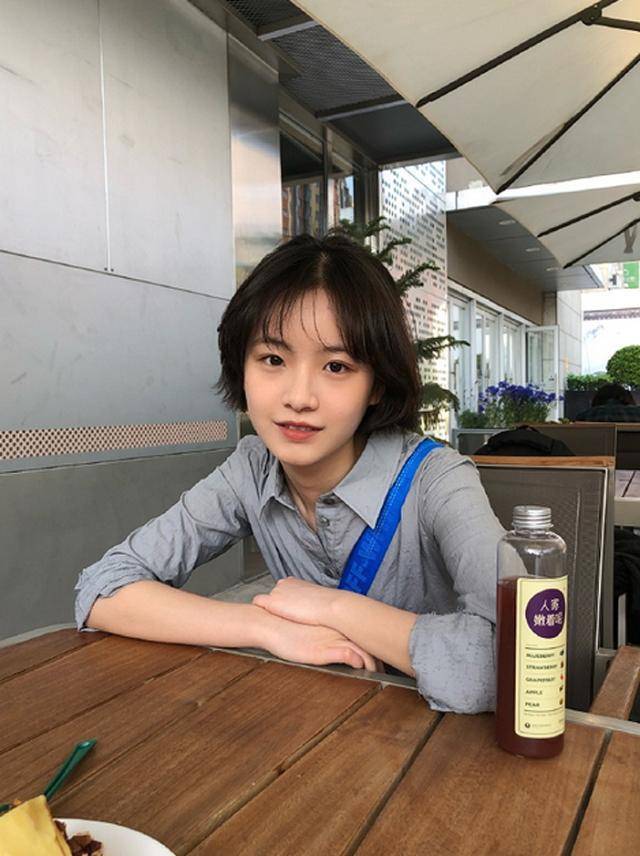 戏外换上短发的她真是又甜又酷_李庚希_剧里_黑色