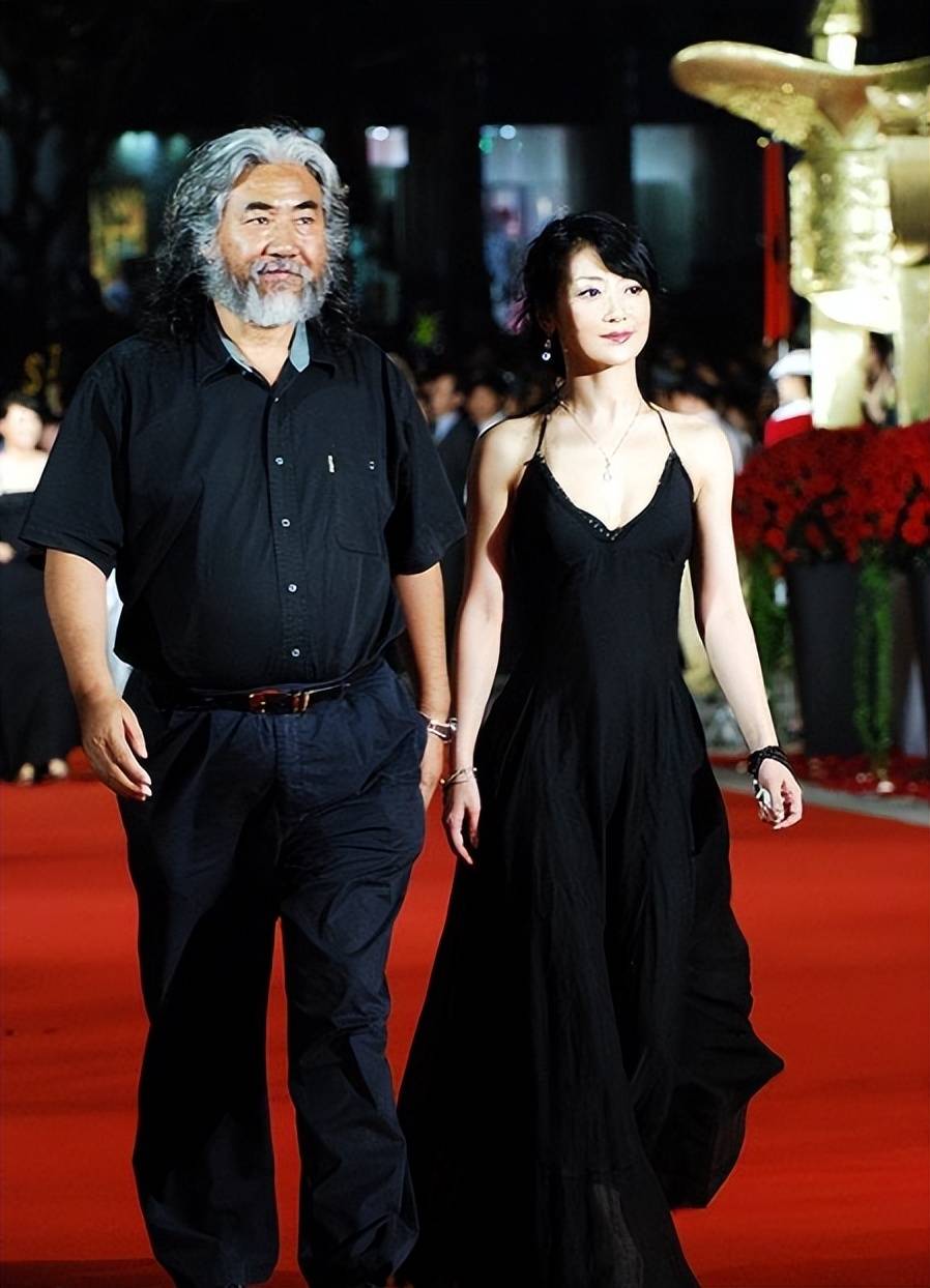 71岁张纪中现状:白发老态,儿子上幼儿园,妻子风韵犹存_电视剧_制片