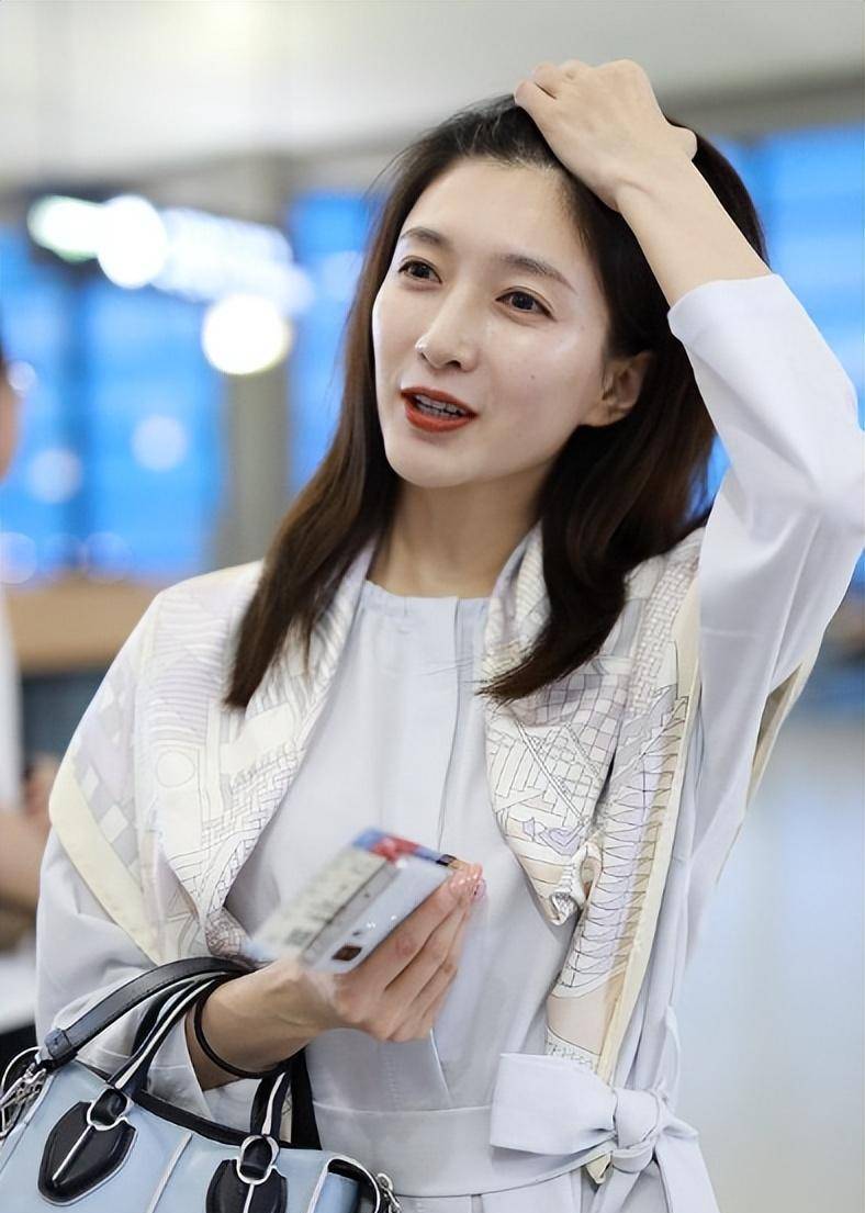 陈数接机回国继子,素颜暴露46岁年龄,20岁继子神似赵又廷_大象_状态