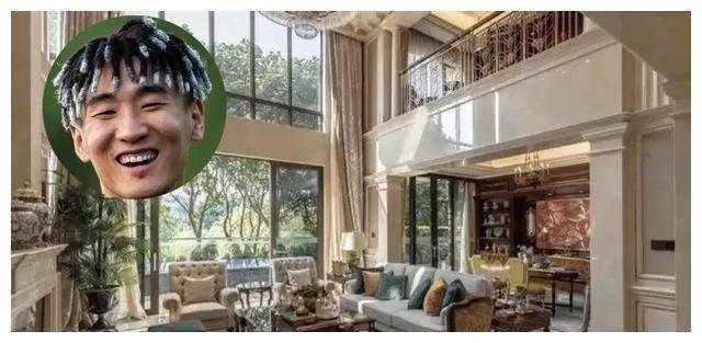 尽管范志毅和张梦瑾的感情遭遇了外界的质疑和女儿的反对,但他们的