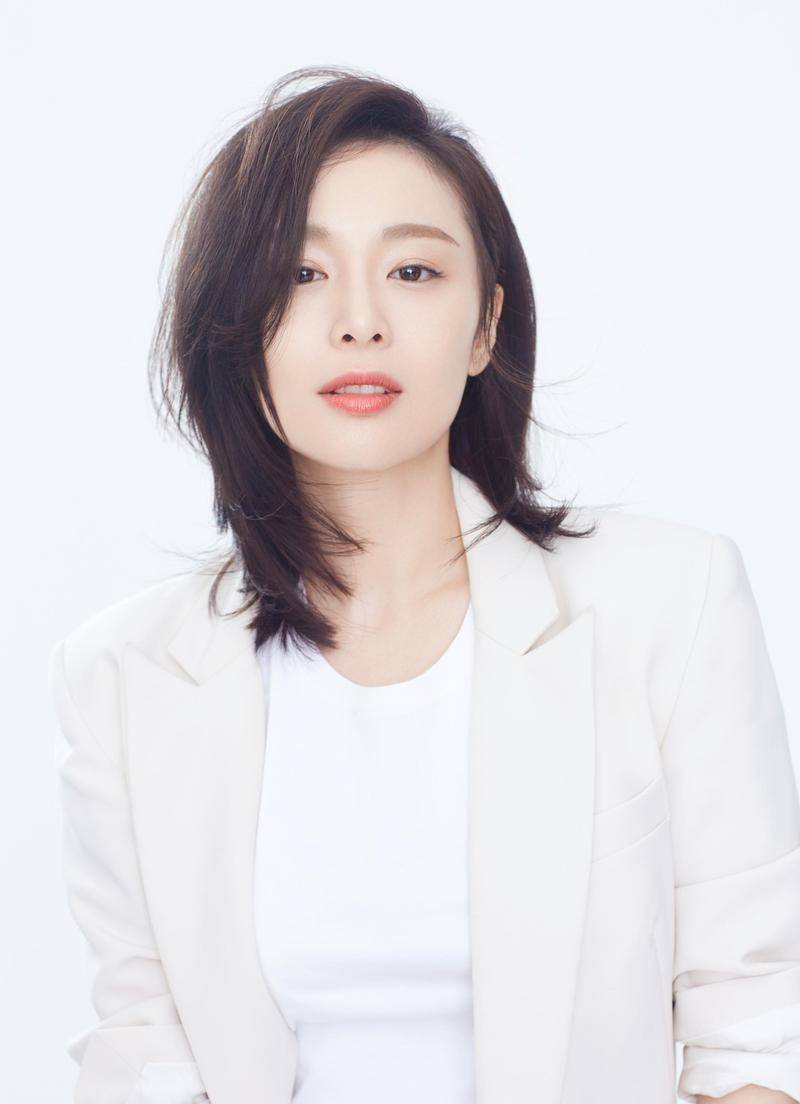 演技再优秀,也救不了"疯狂擦边"的倪妮_李宇春_张艺谋_互动