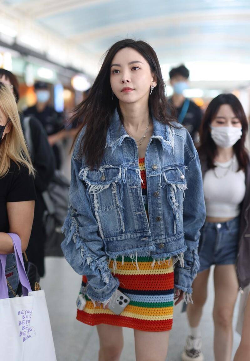 于文文百搭机场穿搭尽显,168cm完美身高展现绝妙性格!_时尚_气质_造型