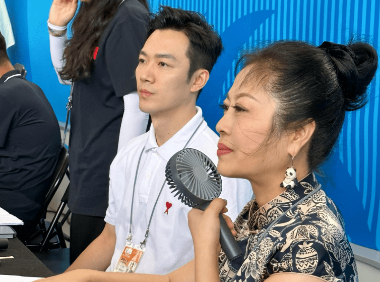 台央视《新闻联播》主播康辉和总台cgtn英语主播李东宁一起搭档主持的