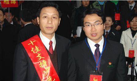 2004年他带着妹妹上学,成08年的奥运火炬手,现在怎么样_洪战辉_生活