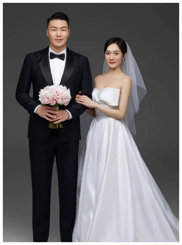 两人离婚不到4个月,李根再次回到家乡,举行了盛大的婚礼.