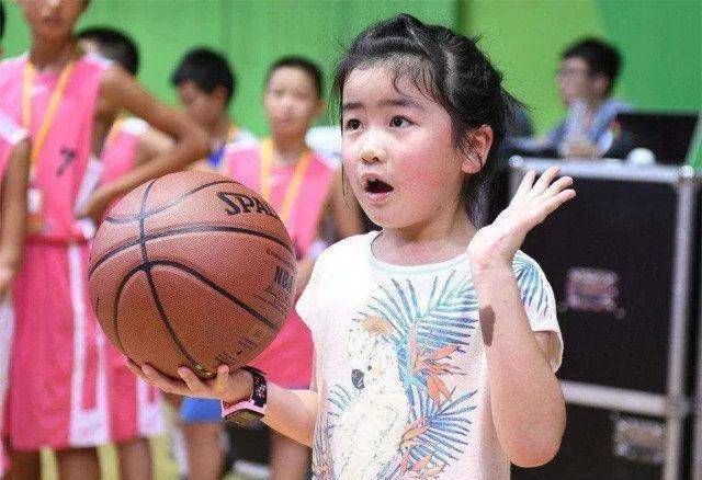 姚明13岁女儿姚沁蕾,身高接近1米9,剩5年时间,作出新的抉择_姚庆_叶丽